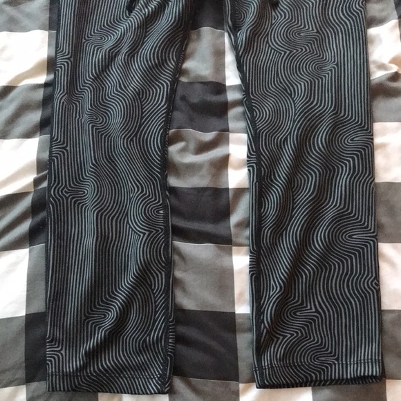 Women’s NIKE Dri-Fit Black Gray FINGERPRINT Design Leggings Sz M - Picture 4 of 11